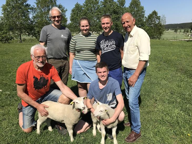Foran fra venstre: Fjøsmester Asbjørn Røyneberg og elev Olav Andreas Arntsen fra Ballangen. Bak fra venstre: Instruktør Svein Olstad, elevene Signe Elisabeth Grepperud fra Spydeberg og Eivind Berg fra Kjeller. Til høyre deres lærer i husdyrfag fordypning Tore Framstad. Årets vinnere på Husdyrtreff Sau