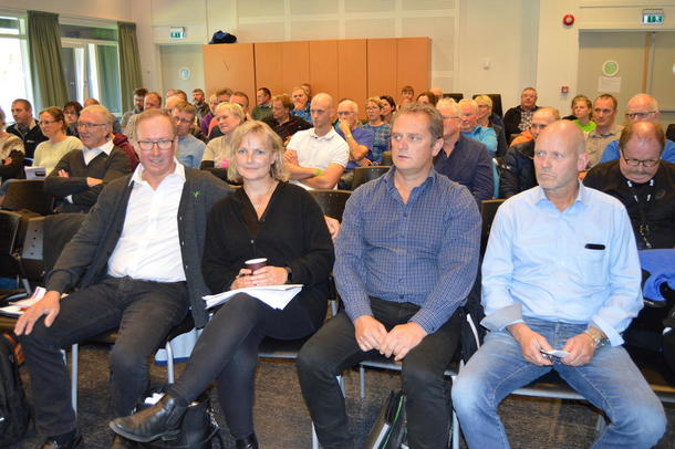 Foran fra venstre: leder i TYR, Leif Helge Kongshaug, leder i Nortura, Trine Hasvang Vaag, leder i Norsk Sau og Geit, Kjell Erik Berntsen og leder i Norsvin, Geir Heggheim. Foto: Arild Erlien Foto: Arild Erlien