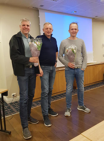 Per Jarle Myklebust (t.v.) og Geir Thomas Myklebust (t.h.) og kretsleder Steinar Evebø