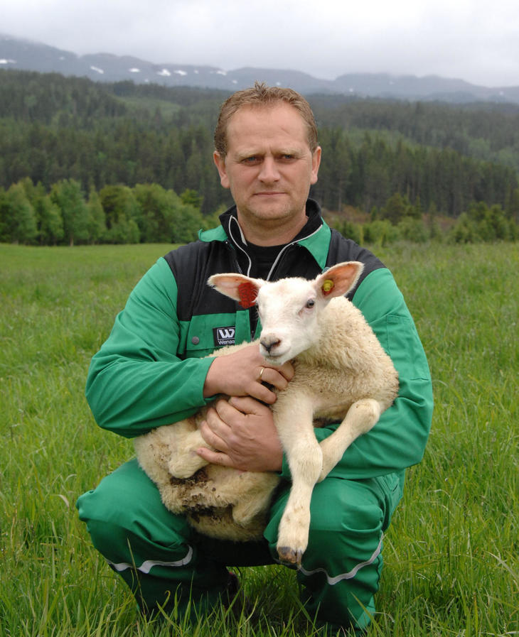 Kjell Erik Berntsen med lam i fanget