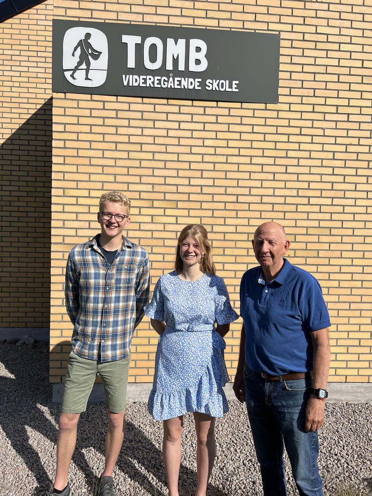 Årets vinnere på Husdyrtreff melkeproduksjon, fra venstre Jakob Huso, Solrun Kopperud og lærer Tore Framstad