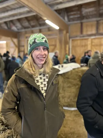 Med selvstrikket "sauelue"